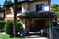 BREGANZONA – VILLA DI 5 LOCALI CON GIARDINO E VISTA APERTA BREGANZONA – VILLA DI 5 LOCALI CON GIARDINO E VISTA APERTA